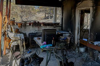 منظر لمنزل تضرر بسبب حرائق الغابات في سالاندري، بالقرب من أثينا، اليونان